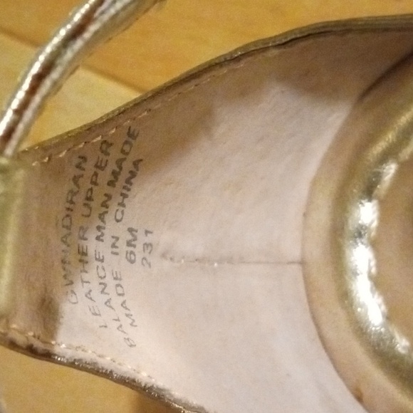 GUESS GOLD BLINGY FLAT SANDALS SIZE 6 NWOT GOLD W/ DIAMOND ACCENTS - Picture 3 of 6